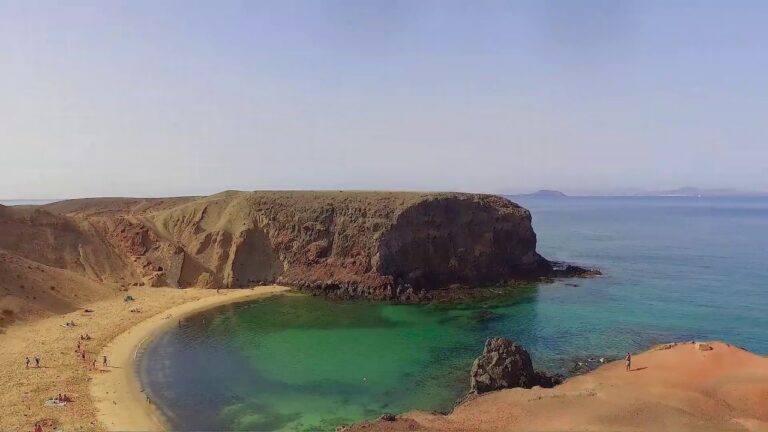 Descubre las fascinantes playas volcánicas de Lanzarote