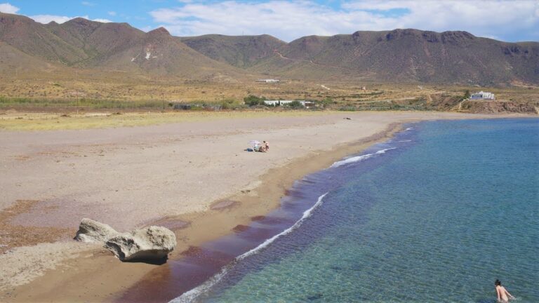Descubre las maravillosas playas de Los Escullos: ¡un paraíso costero!