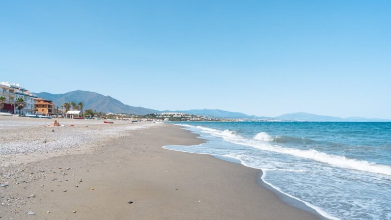 Descubre las paradisíacas playas de Manilva, Málaga
