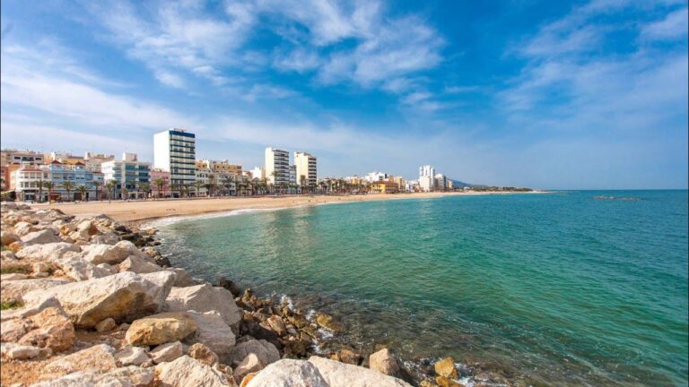 Descubre la completa Guía de playas en Vinaròs: ¡Sumérgete en el paraíso!