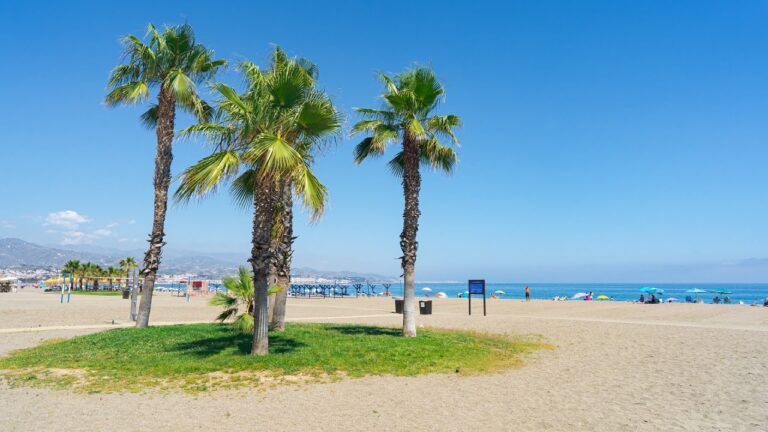 Descubre la calidad de la arena blanca en la Playa de El Palo en M&aacute;laga