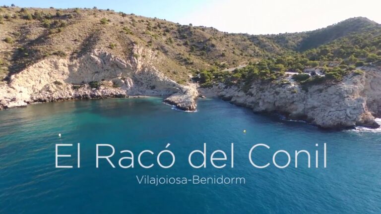 Descubre la libertad y conexión con la naturaleza en la experiencia nudista en Conil