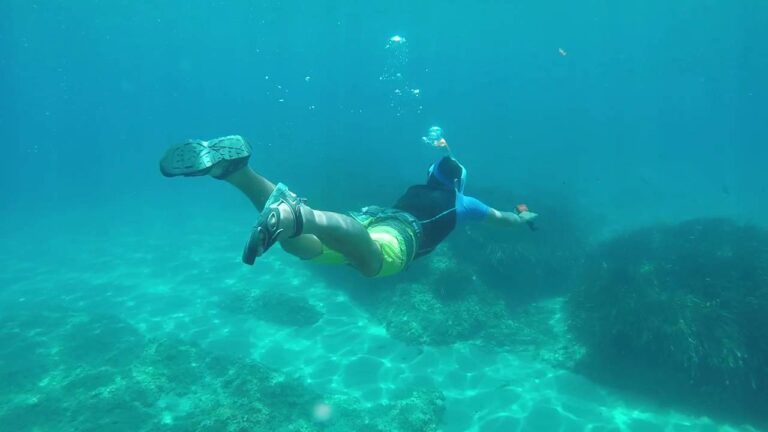 Descubre las mejores calas para hacer snorkel en Barcelona