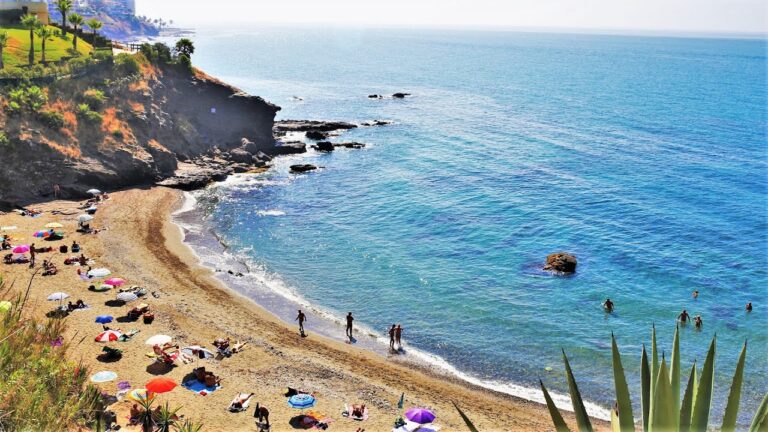 Descubre las impresionantes playas nudistas de Chipiona: un paraíso sin límites