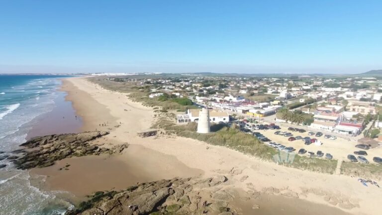 Descubre las mejores playas para deportes acuáticos en Conil de la Frontera