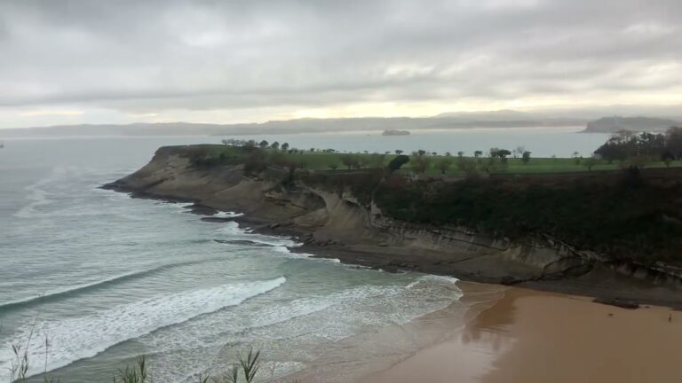 Descubre las impresionantes vistas en vivo de las playas de Santander