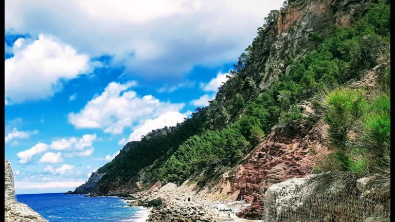 Descubre las espectaculares rutas de playa en Banyalbufar