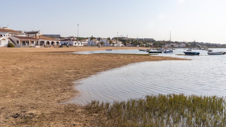 Torrox Costa: Descubre la incre&iacute;ble belleza natural de sus playas