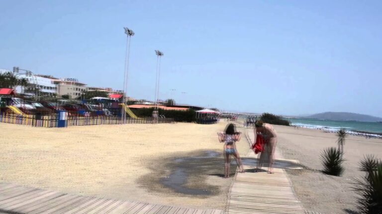 Descubre las emocionantes actividades acuáticas en las playas de Aguamarga