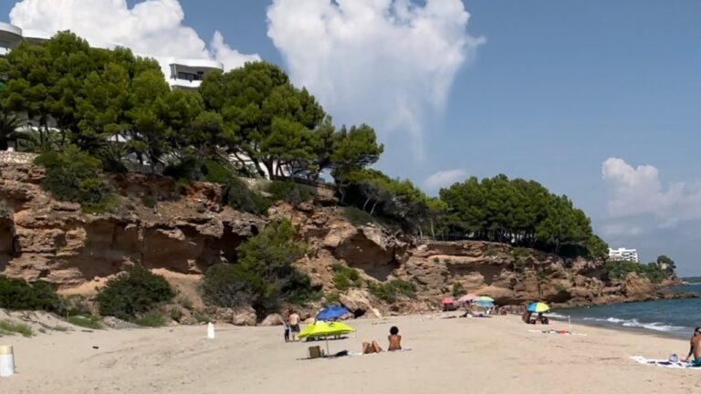 Descubre las playas con banderas en Tarragona: calidad y seguridad garantizadas