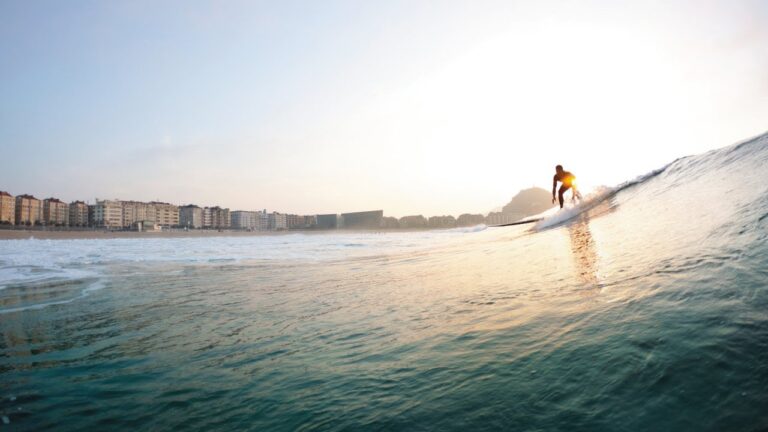 Descubre las emocionantes actividades acu&aacute;ticas en las playas de San Sebasti&aacute;n