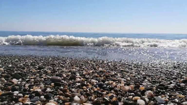Descubre las playas m&aacute;s serenas en M&aacute;laga: un para&iacute;so de tranquilidad