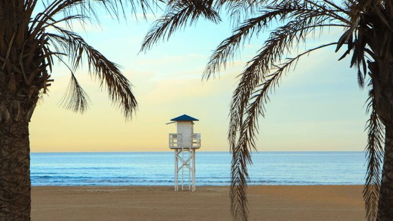 Descubre las emocionantes actividades acuáticas en las playas de Gandia