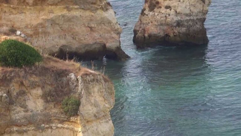 Descubre los mejores destinos de playas de grava para unas vacaciones únicas