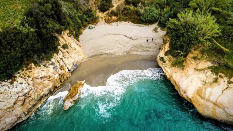 Descubre la belleza oculta: Explorando las costas de Nerja