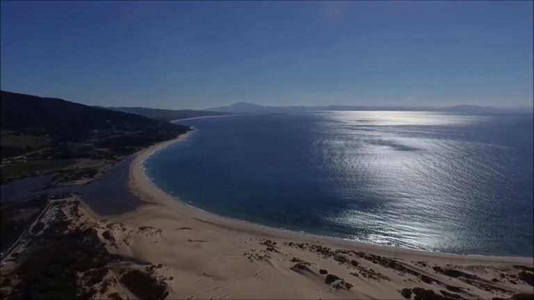 Descubre las playas gay-friendly en Cádiz: paraíso costero con ambiente inclusivo