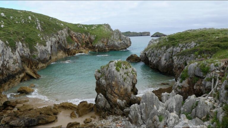 Descubre las imprescindibles playas de Celorio, un para&iacute;so costero