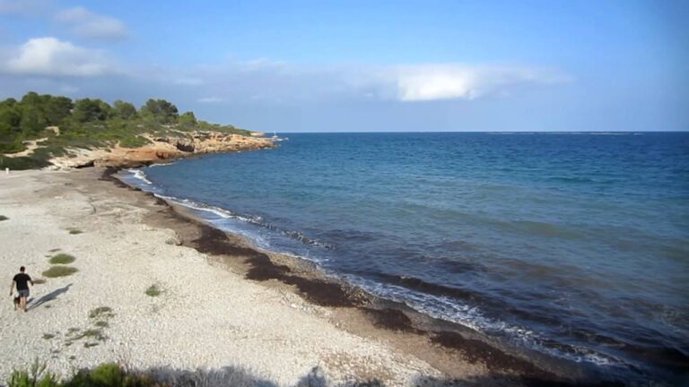 Descubre los mejores destinos nudistas en la costa catalana
