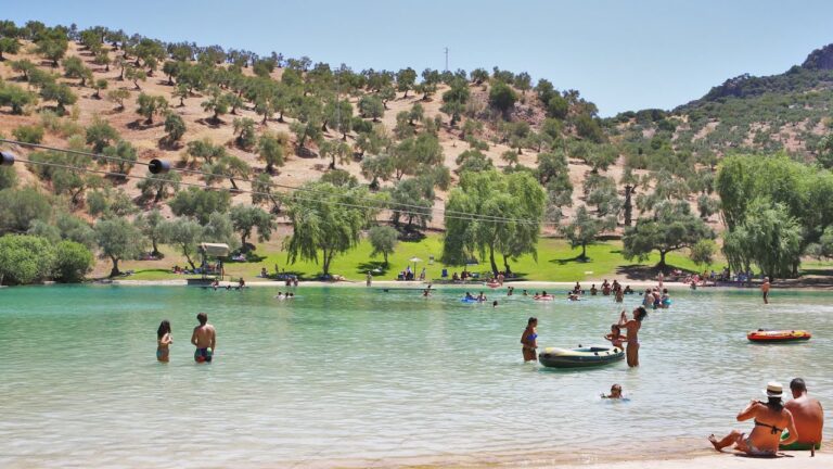 Descubre las impresionantes playas artificiales en Andalucía