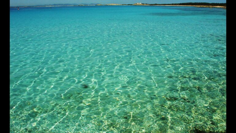 Descubre las playas de ensueño en Es Caló Formentera: ¡Un paraíso terrenal!