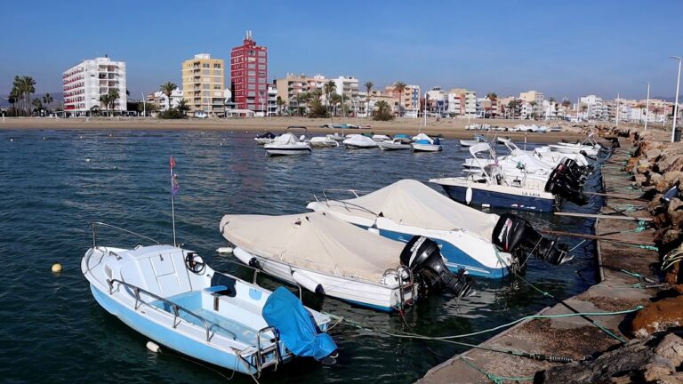 Descubre la Guía de Playas en Torreblanca: ¡Relájate bajo el sol y disfruta del paraíso costero!