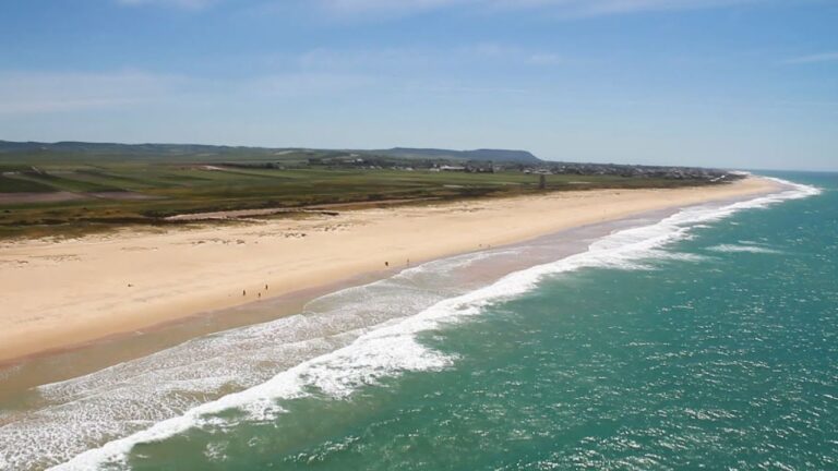 Descubre las playas más hermosas de Conil: paraísos costeros que te dejarán sin aliento