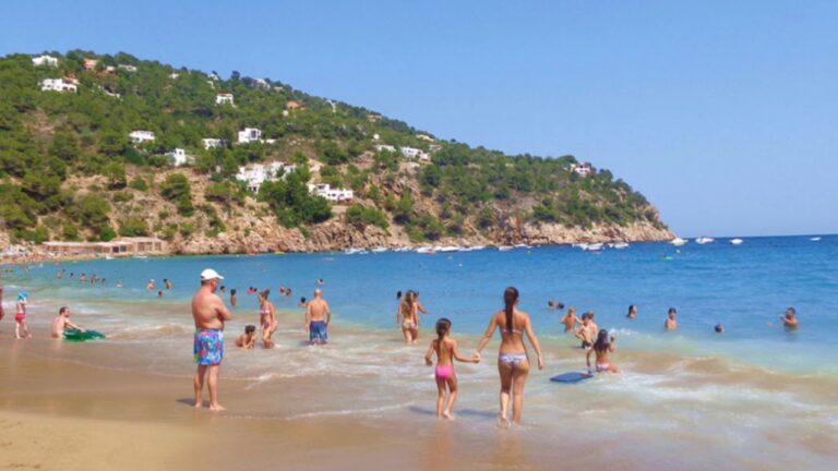Descubre las incomparables playas nudistas de Ibiza