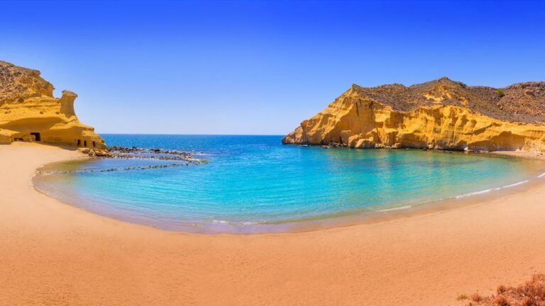 Descubre las paradisíacas playas de Águilas: lo mejor del verano en 70 caracteres