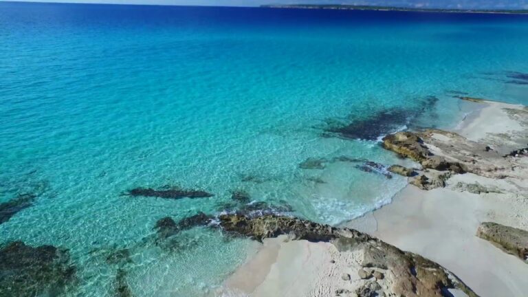 Descubre los paradisíacos encantos costeros de Formentera