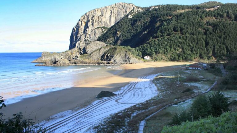 Descubre las Espectaculares Playas con Bandera Azul en la Costa de Bizkaia